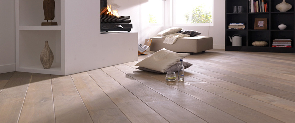 ห้องนั่งเล่นปูพื้นไม้โอ๊คเอ็นจิเนียร์